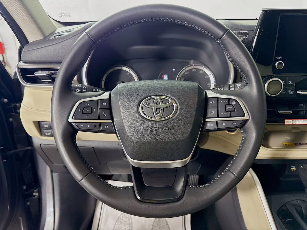 2025 Magnetic Gray Metallic Toyota Highlander XLE FWD SUV