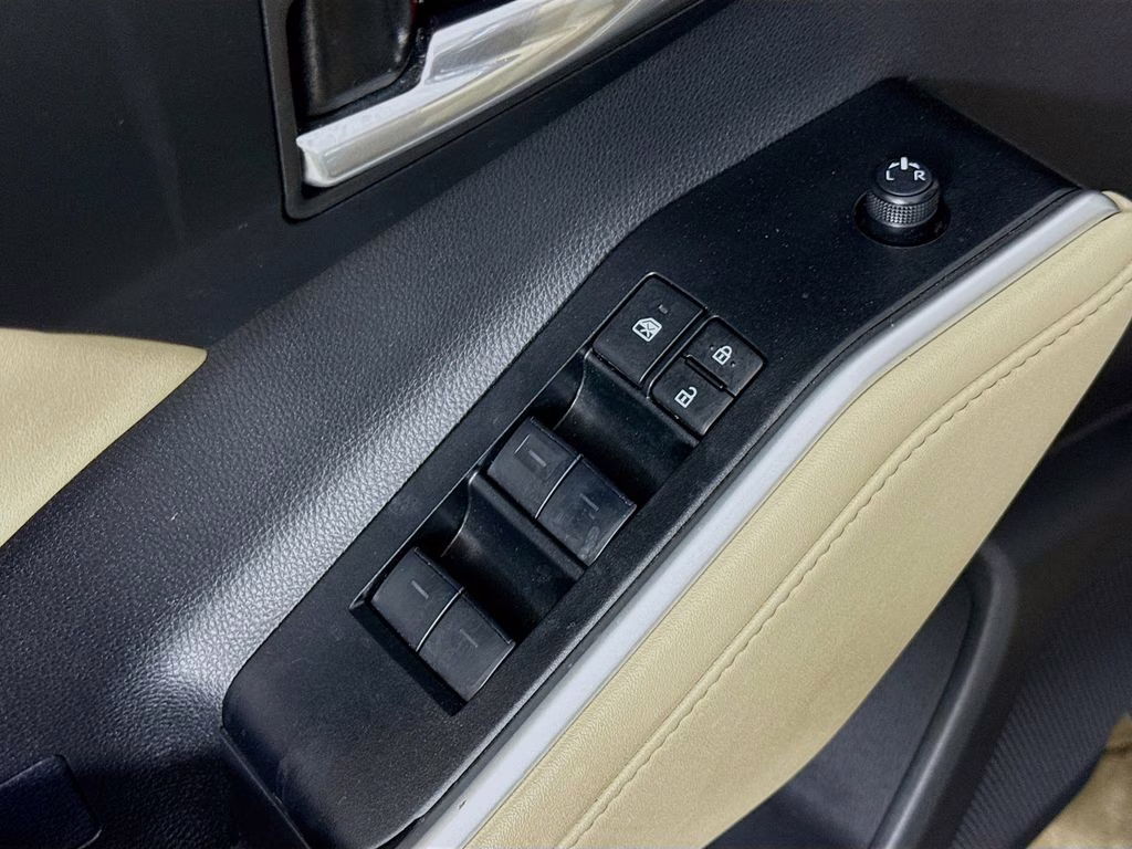 2025 Magnetic Gray Metallic Toyota Highlander XLE FWD SUV