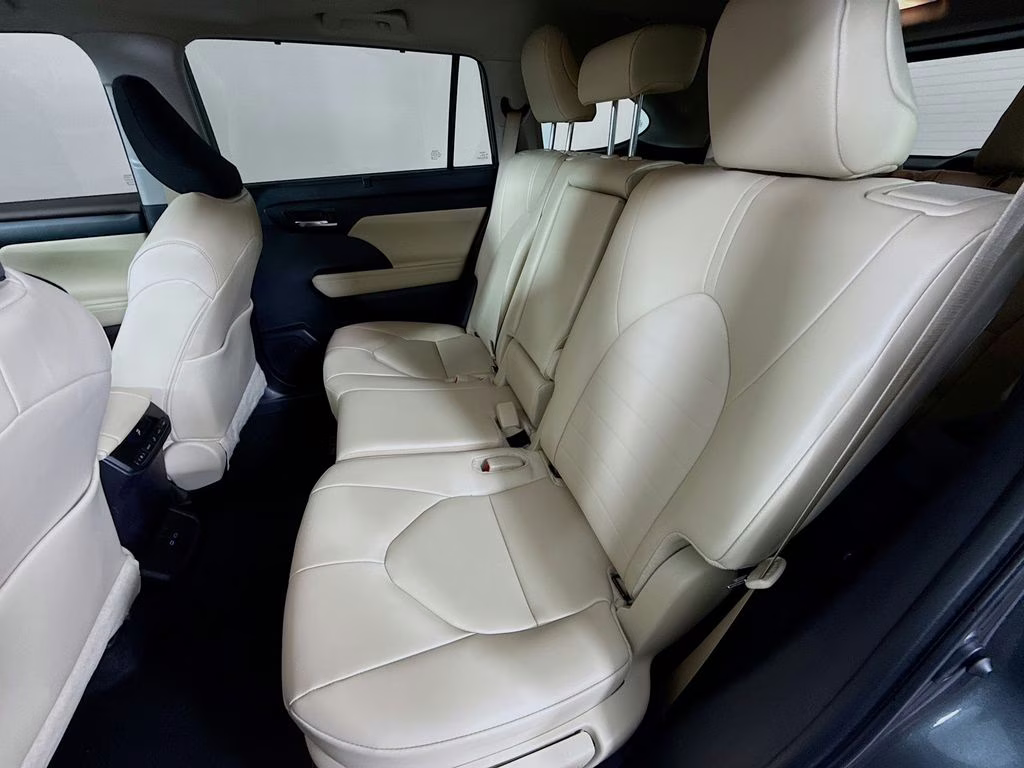 2025 Magnetic Gray Metallic Toyota Highlander XLE FWD SUV