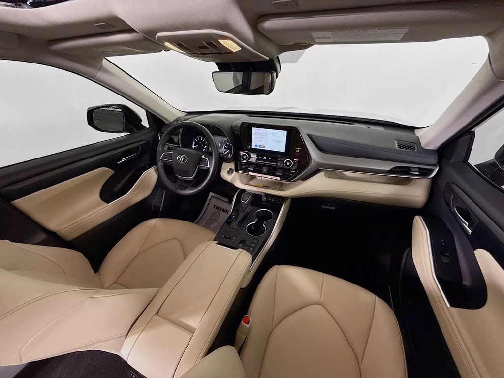 2025 Magnetic Gray Metallic Toyota Highlander XLE FWD SUV