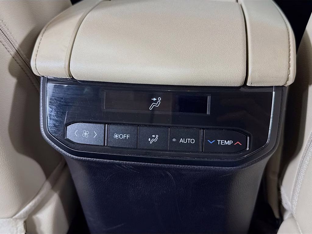 2025 Magnetic Gray Metallic Toyota Highlander XLE FWD SUV