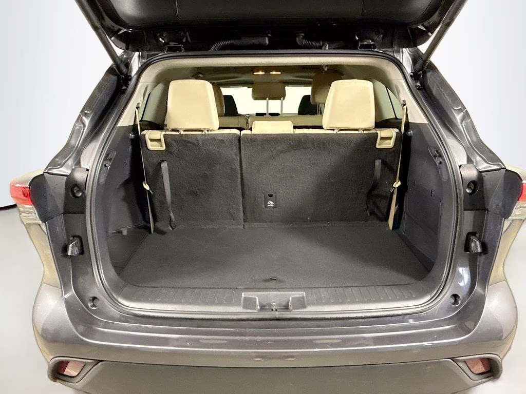 2025 Magnetic Gray Metallic Toyota Highlander XLE FWD SUV