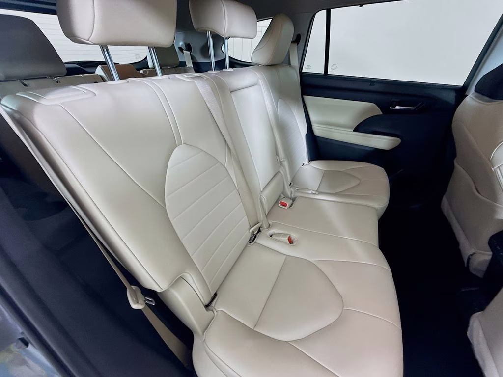 2025 Magnetic Gray Metallic Toyota Highlander XLE FWD SUV