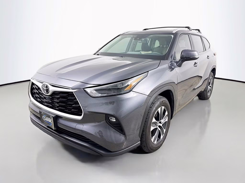 2025 Magnetic Gray Metallic Toyota Highlander XLE FWD SUV