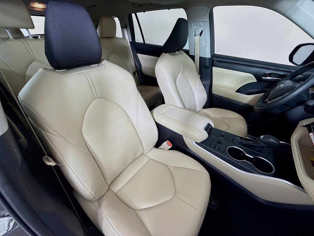 2025 Magnetic Gray Metallic Toyota Highlander XLE FWD SUV