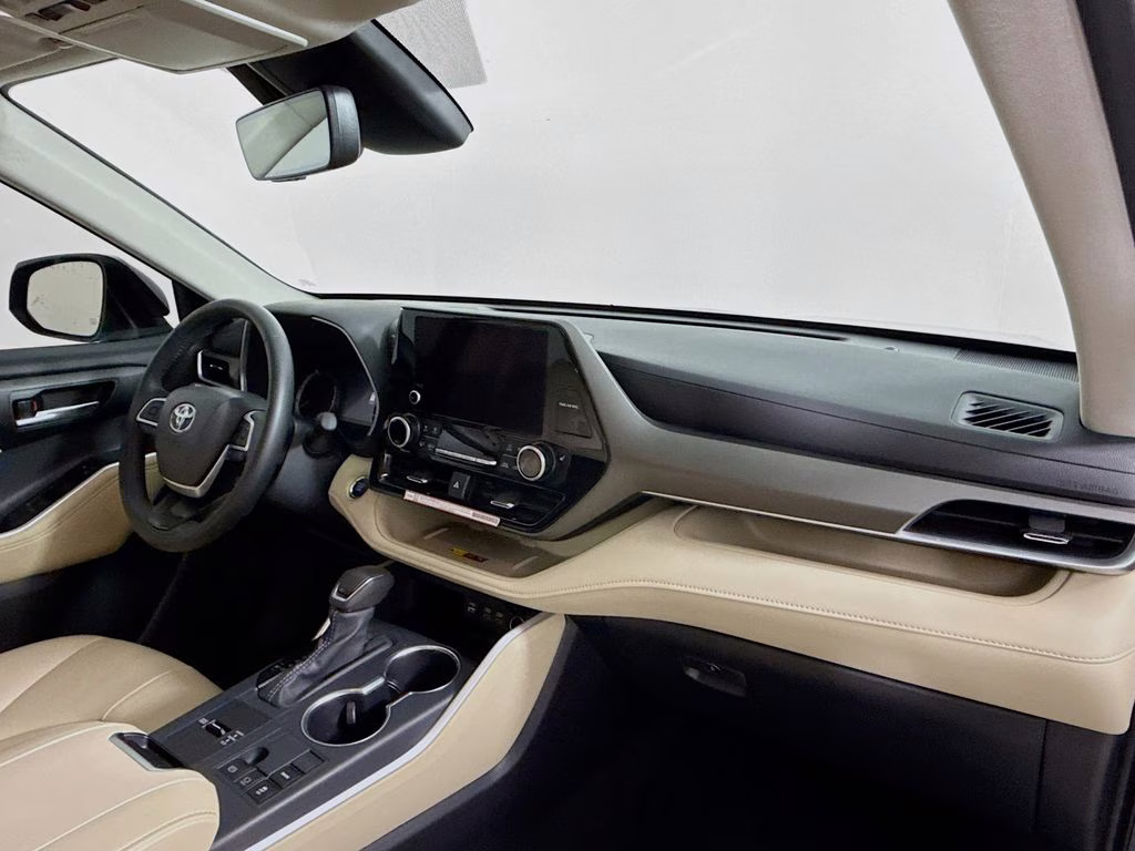 2025 Magnetic Gray Metallic Toyota Highlander XLE FWD SUV