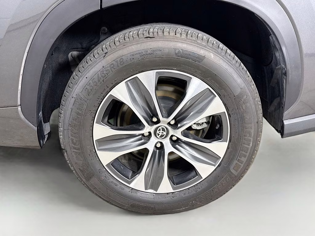 2025 Magnetic Gray Metallic Toyota Highlander XLE FWD SUV