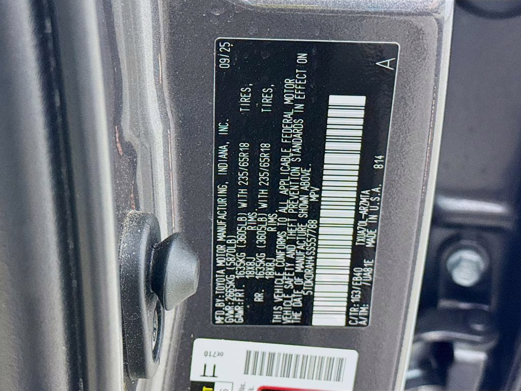 2025 Magnetic Gray Metallic Toyota Highlander XLE FWD SUV