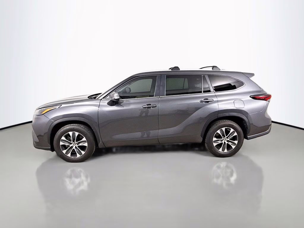 2025 Magnetic Gray Metallic Toyota Highlander XLE FWD SUV