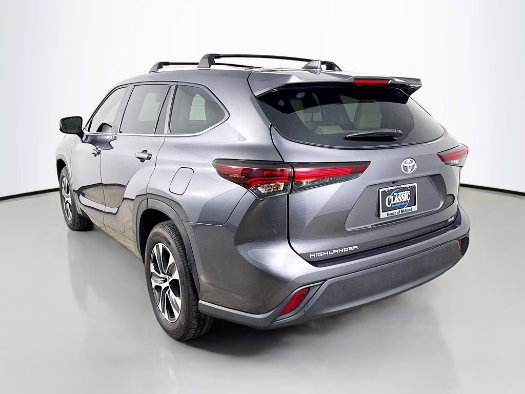 2025 Magnetic Gray Metallic Toyota Highlander XLE FWD SUV