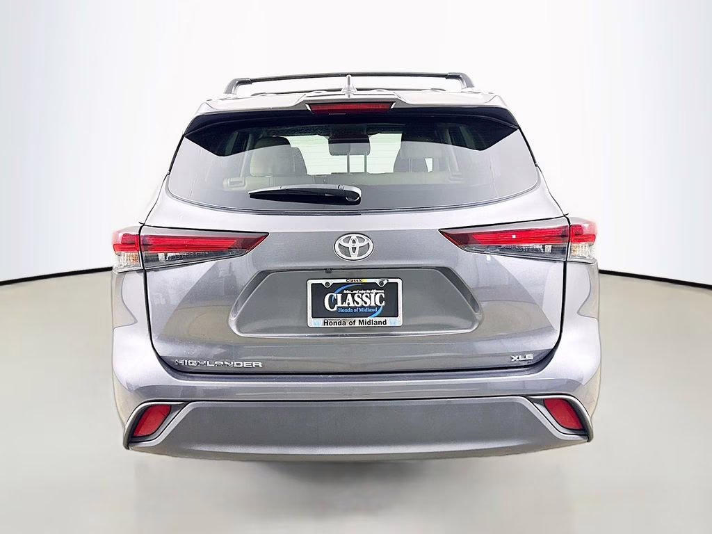 2025 Magnetic Gray Metallic Toyota Highlander XLE FWD SUV
