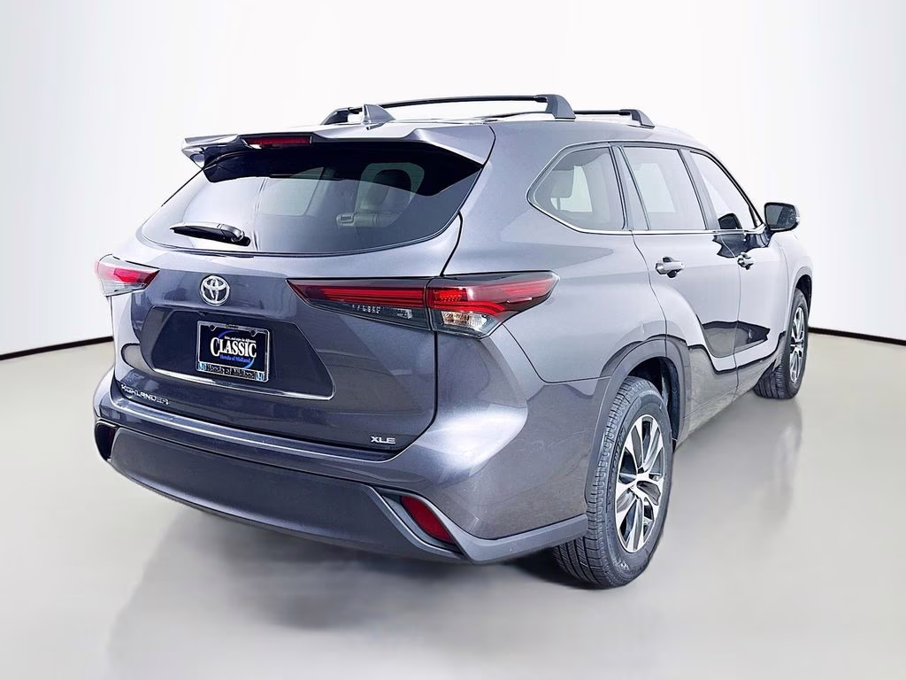 2025 Magnetic Gray Metallic Toyota Highlander XLE FWD SUV