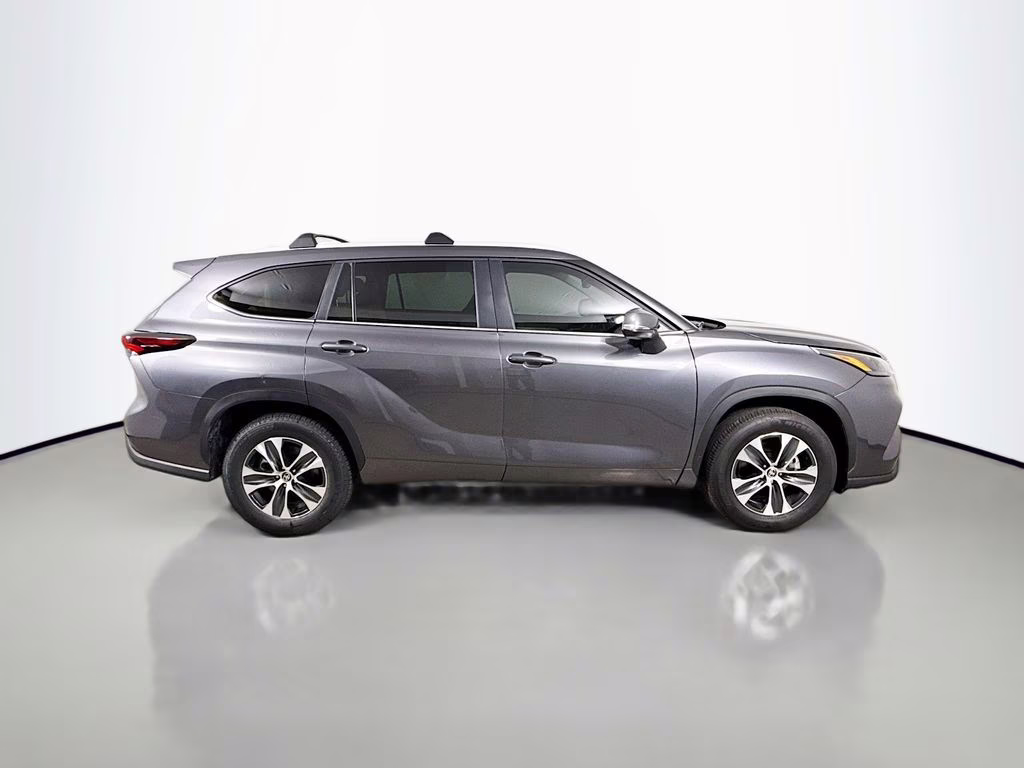 2025 Magnetic Gray Metallic Toyota Highlander XLE FWD SUV