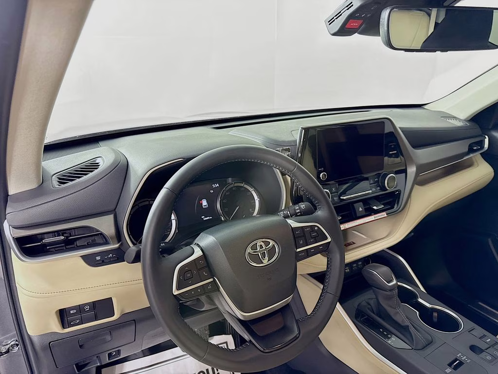 2025 Magnetic Gray Metallic Toyota Highlander XLE FWD SUV