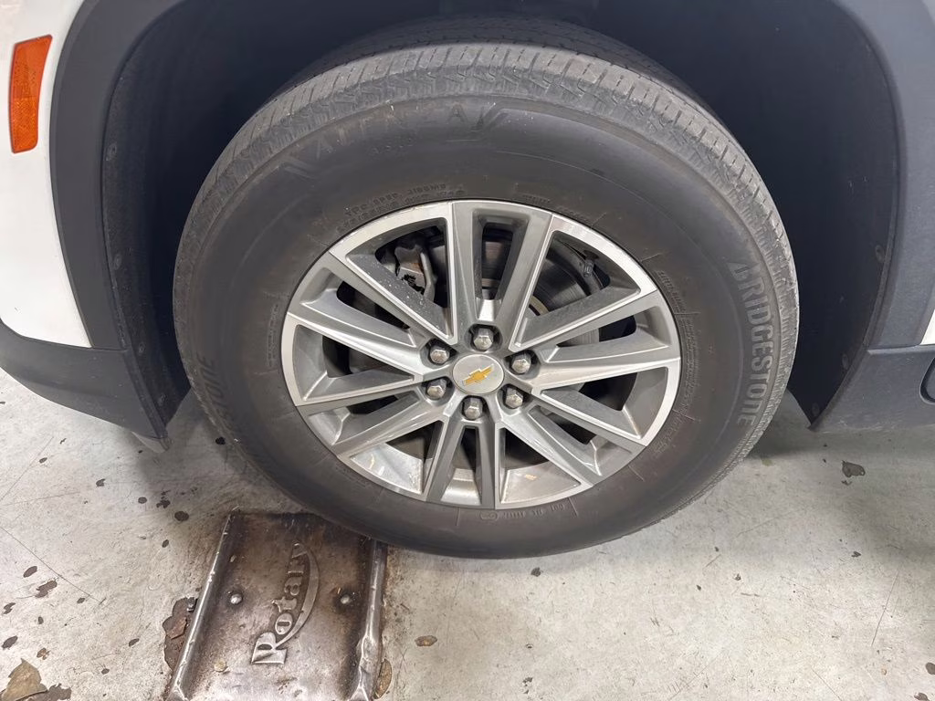 2023 Summit White Chevrolet Traverse LT Leather FWD SUV