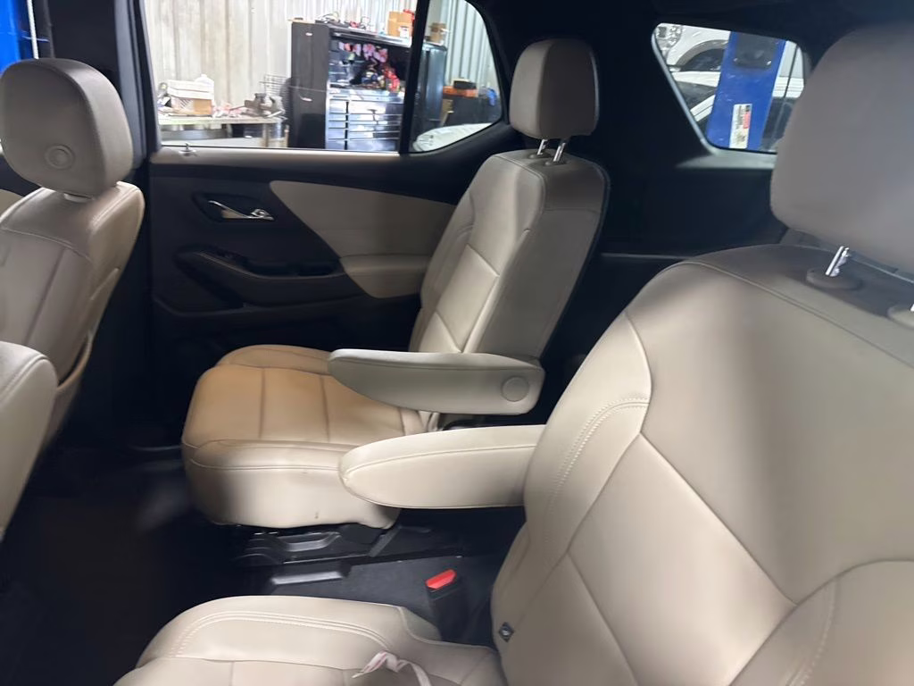 2023 Summit White Chevrolet Traverse LT Leather FWD SUV