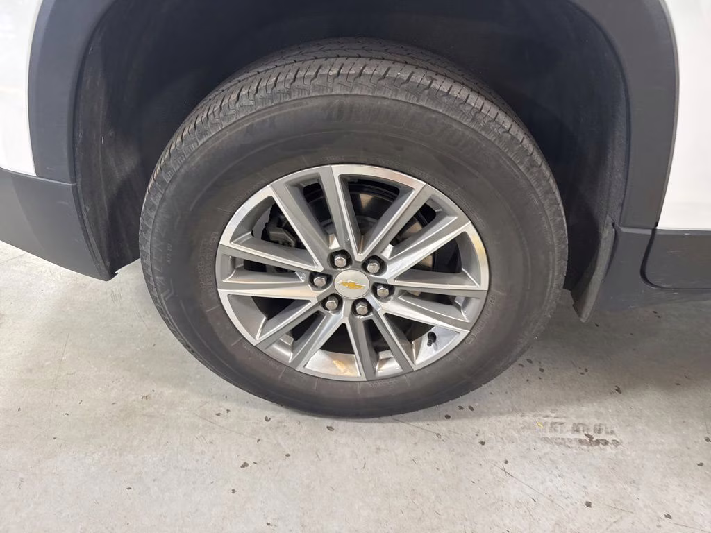 2023 Summit White Chevrolet Traverse LT Leather FWD SUV
