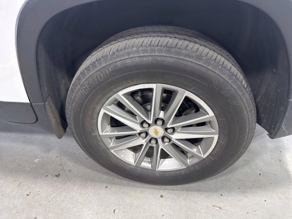 2023 Summit White Chevrolet Traverse LT Leather FWD SUV