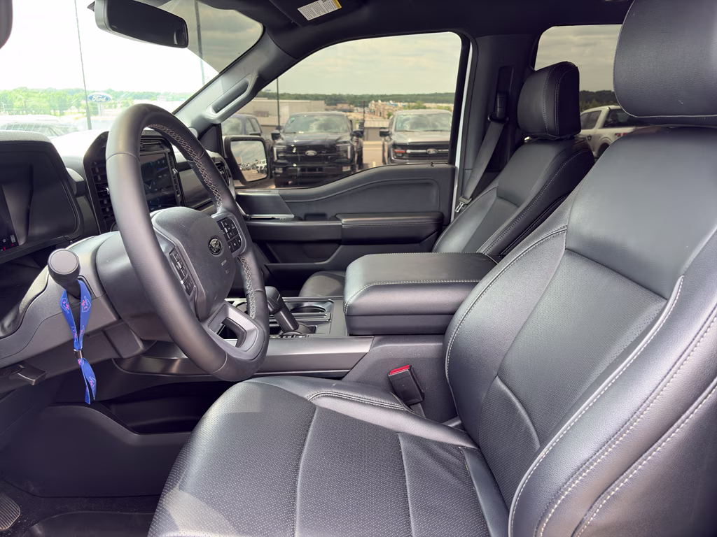 2025 Oxford White Ford F-150 LARIAT 4X4 Truck