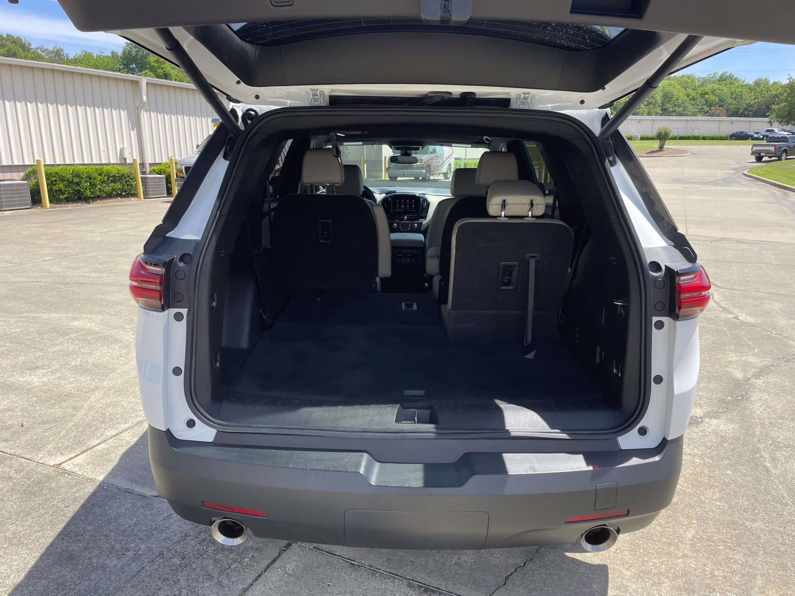 2023 Summit White Chevrolet Traverse LT Leather FWD SUV