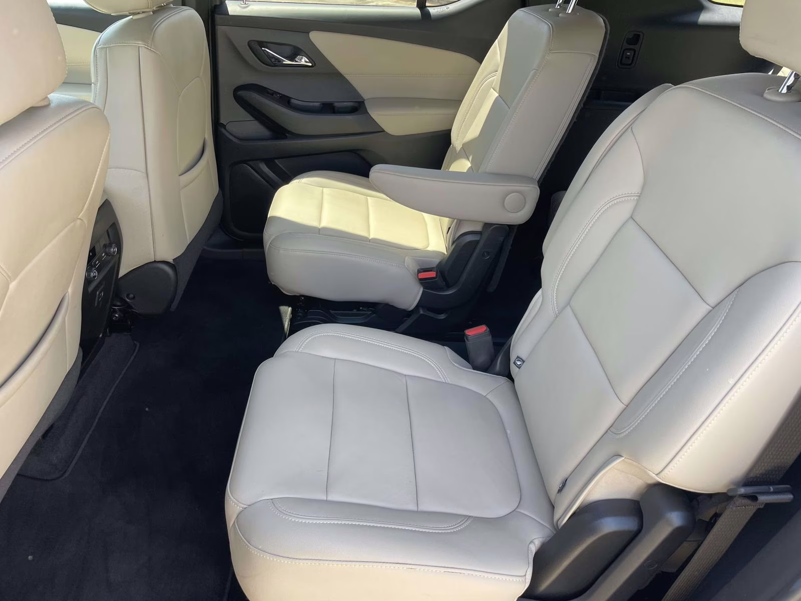 2023 Summit White Chevrolet Traverse LT Leather FWD SUV