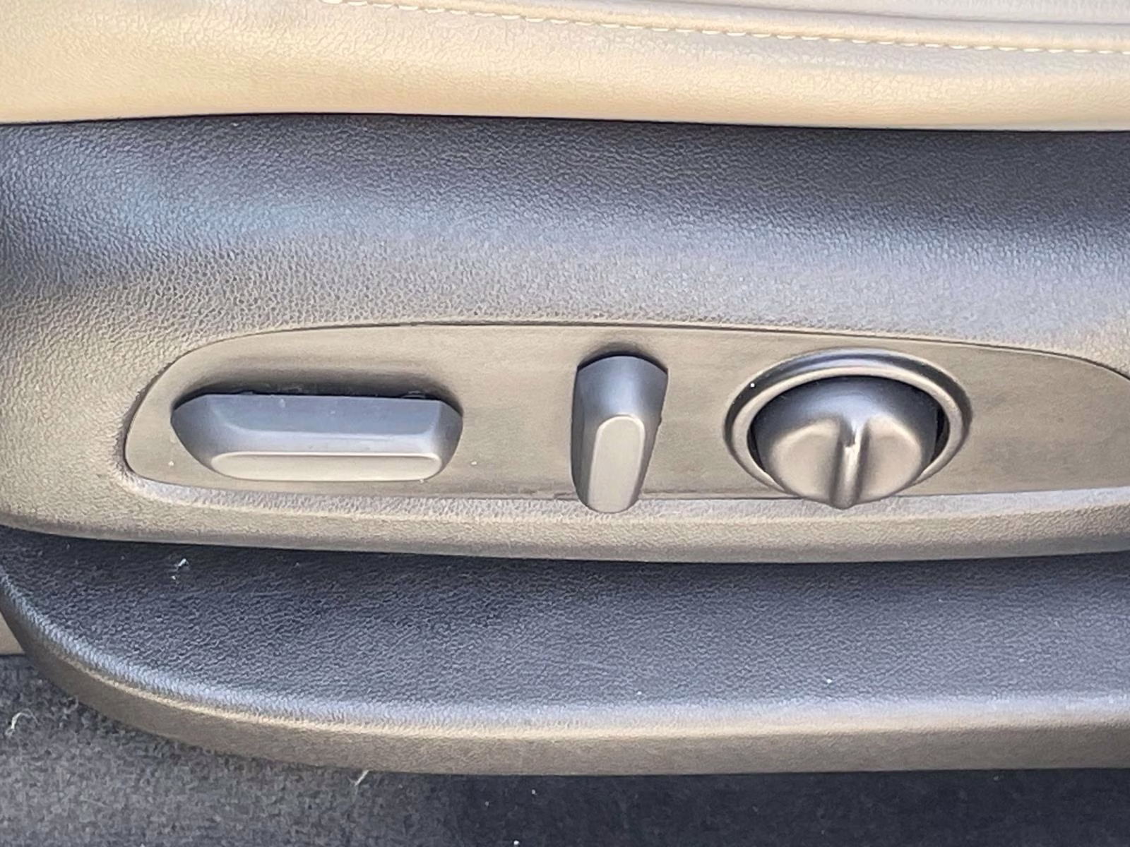 2023 Summit White Chevrolet Traverse LT Leather FWD SUV