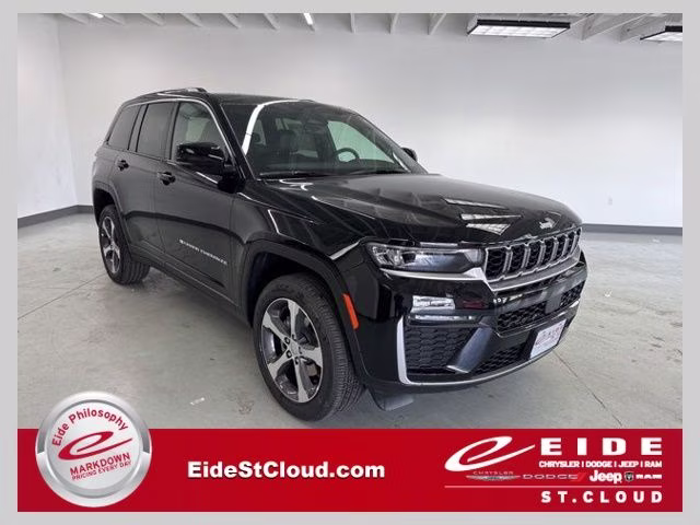 2026 Diamond Black Crystal Pearlcoat Jeep Grand Cherokee Limited 4X4 SUV