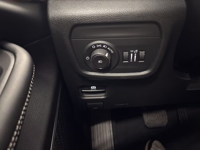 2026 Diamond Black Crystal Pearlcoat Jeep Grand Cherokee Limited 4X4 SUV
