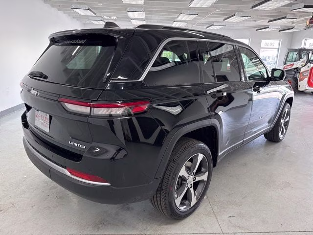 2026 Diamond Black Crystal Pearlcoat Jeep Grand Cherokee Limited 4X4 SUV