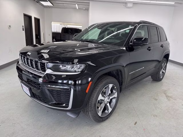 2026 Diamond Black Crystal Pearlcoat Jeep Grand Cherokee Limited 4X4 SUV