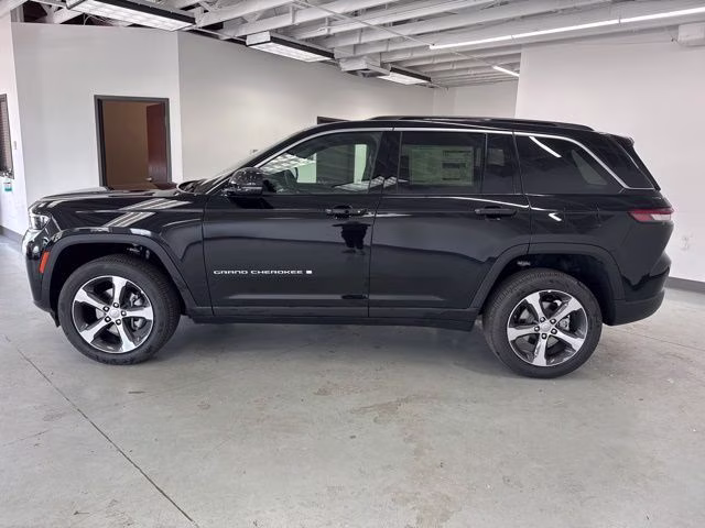 2026 Diamond Black Crystal Pearlcoat Jeep Grand Cherokee Limited 4X4 SUV