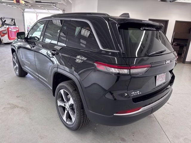 2026 Diamond Black Crystal Pearlcoat Jeep Grand Cherokee Limited 4X4 SUV