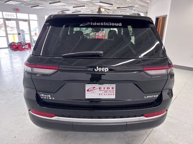 2026 Diamond Black Crystal Pearlcoat Jeep Grand Cherokee Limited 4X4 SUV