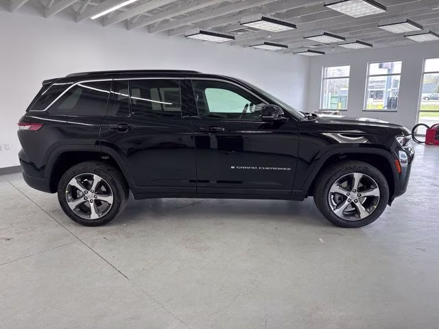 2026 Diamond Black Crystal Pearlcoat Jeep Grand Cherokee Limited 4X4 SUV