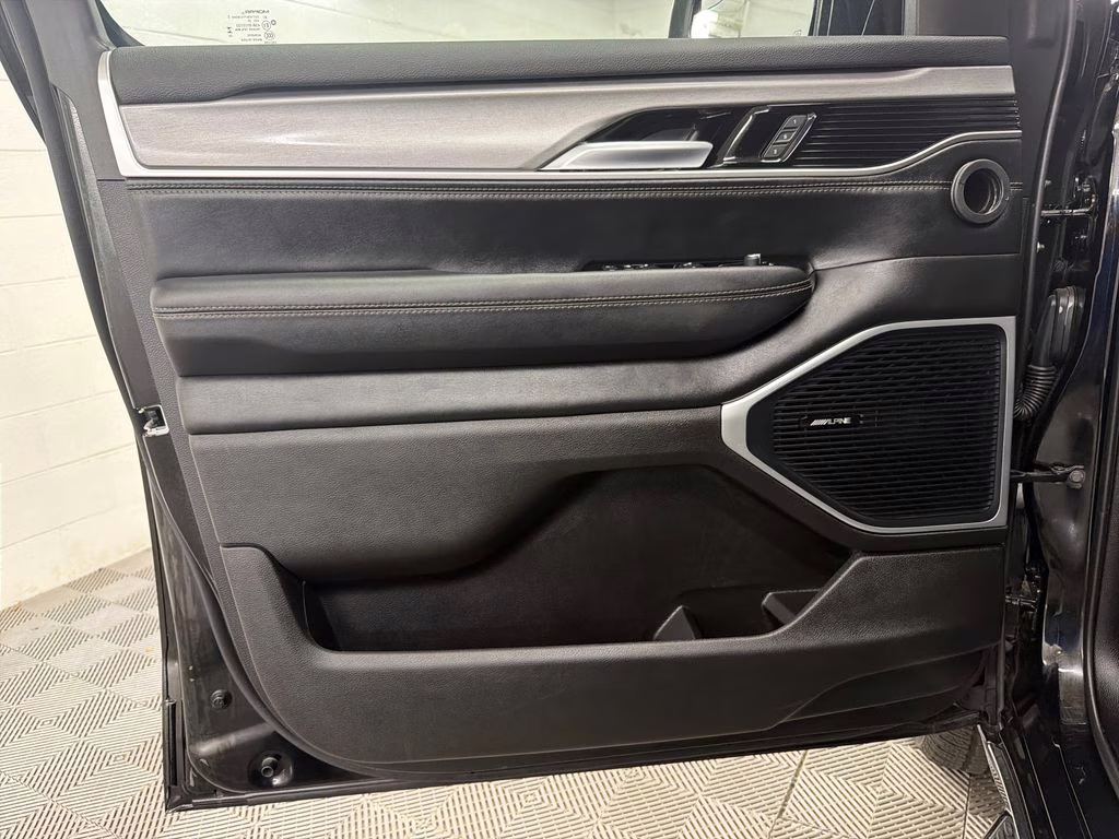 2025 Diamond Black Crystal Pearlcoat Jeep Wagoneer Base 4X4 SUV