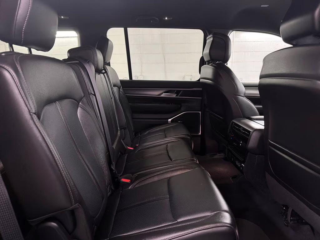 2025 Diamond Black Crystal Pearlcoat Jeep Wagoneer Base 4X4 SUV