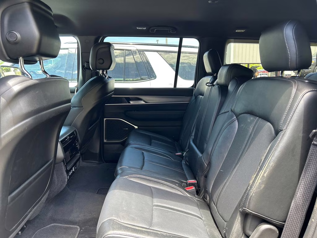 2025 Diamond Black Crystal Pearlcoat Jeep Wagoneer Base 4X4 SUV