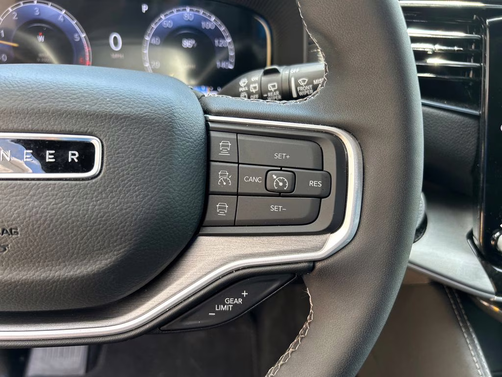 2025 Diamond Black Crystal Pearlcoat Jeep Wagoneer Base 4X4 SUV