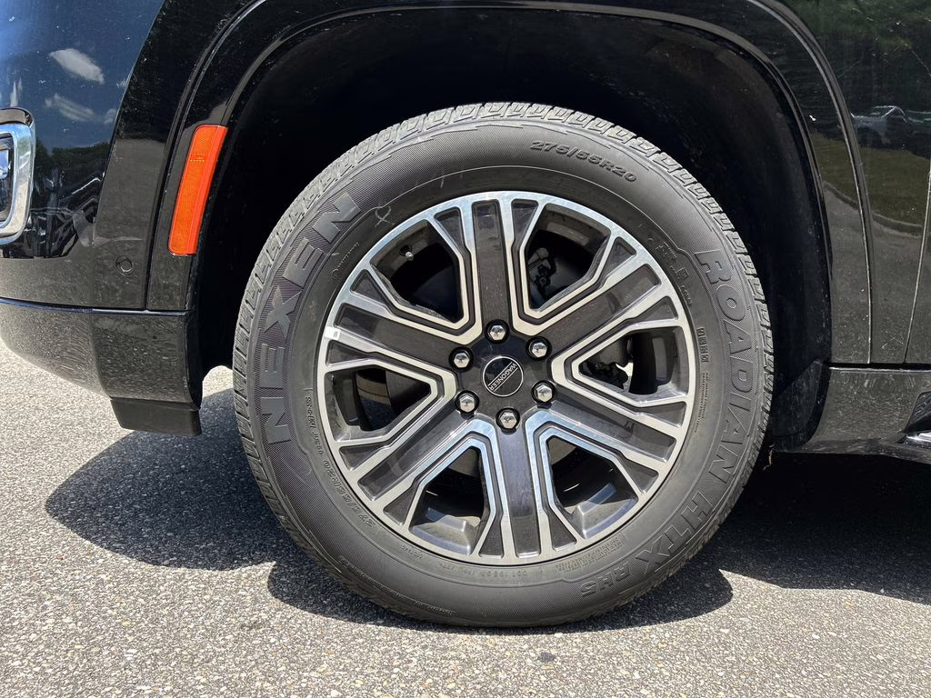 2025 Diamond Black Crystal Pearlcoat Jeep Wagoneer Base 4X4 SUV