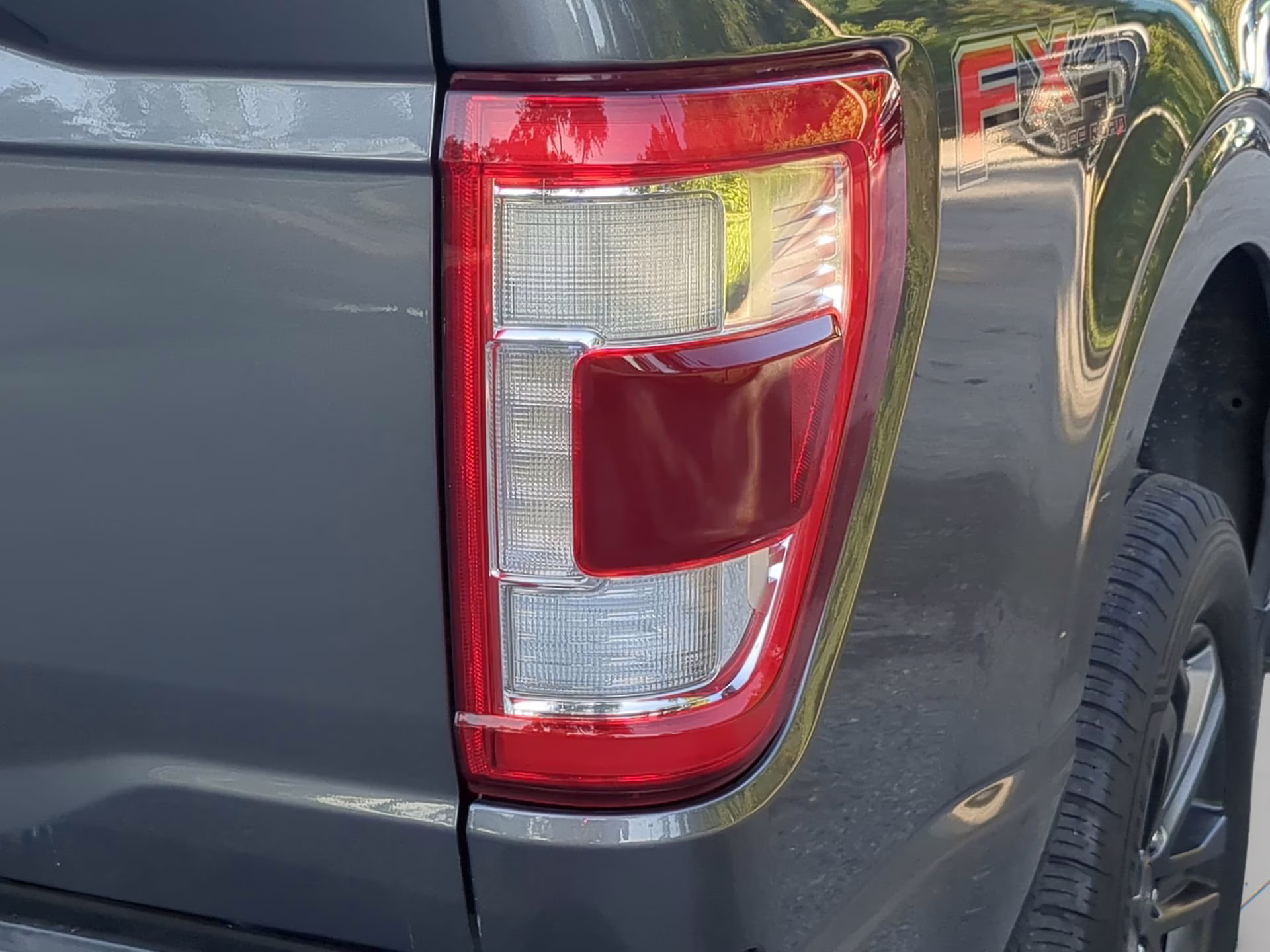 2021 Carbonized Gray Metallic Ford F-150 LARIAT Crew Cab Pickup 4X4 Truck