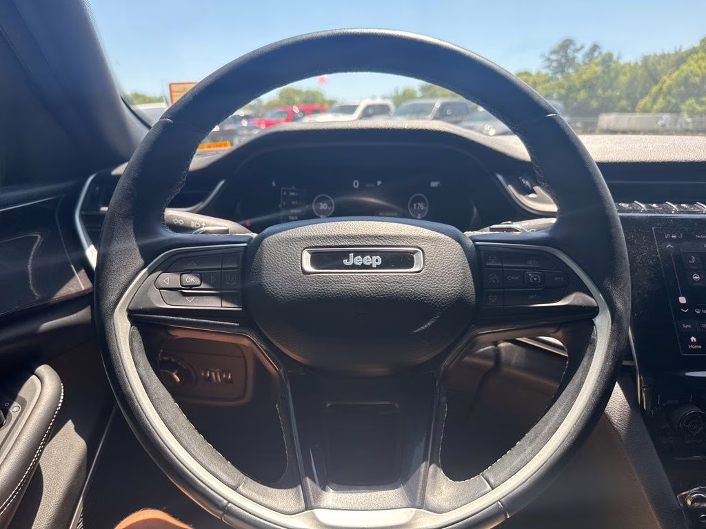 2022 Bright White Clearcoat Jeep Grand Cherokee L Altitude RWD SUV