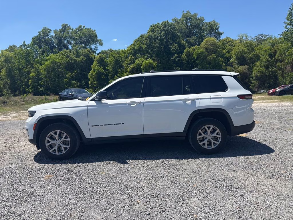 2022 Bright White Clearcoat Jeep Grand Cherokee L Altitude RWD SUV