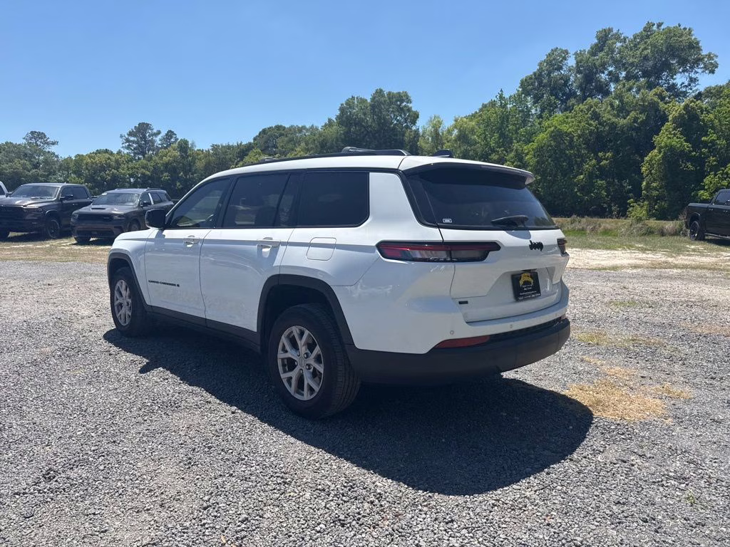 2022 Bright White Clearcoat Jeep Grand Cherokee L Altitude RWD SUV