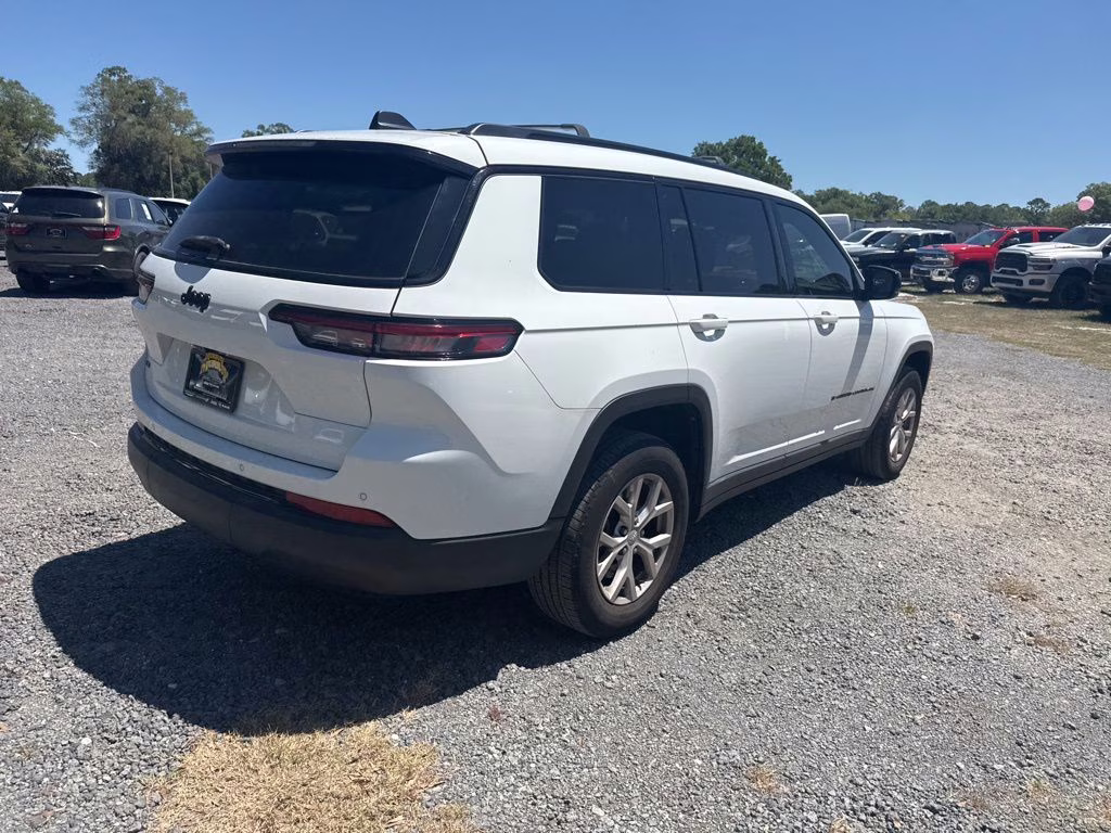 2022 Bright White Clearcoat Jeep Grand Cherokee L Altitude RWD SUV