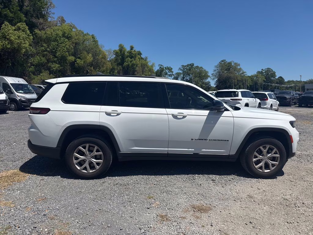 2022 Bright White Clearcoat Jeep Grand Cherokee L Altitude RWD SUV