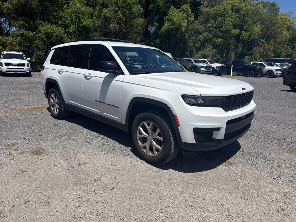 2022 Bright White Clearcoat Jeep Grand Cherokee L Altitude RWD SUV