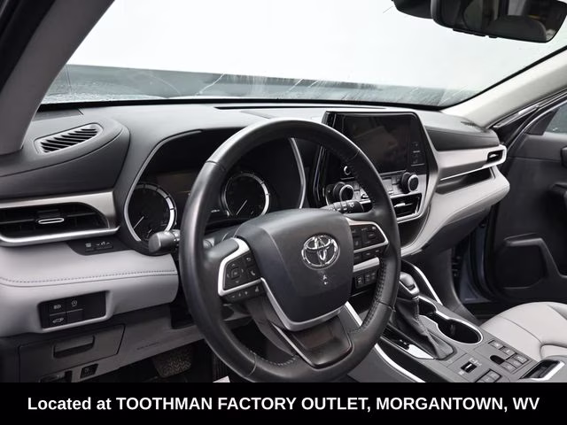 2023 Moon Dust Toyota Highlander XLE AWD SUV