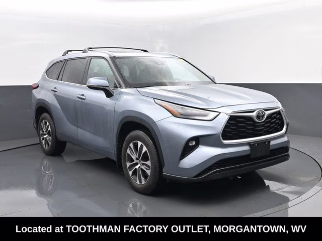 2023 Moon Dust Toyota Highlander XLE AWD SUV
