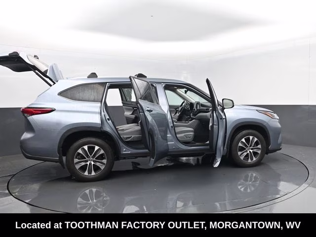 2023 Moon Dust Toyota Highlander XLE AWD SUV