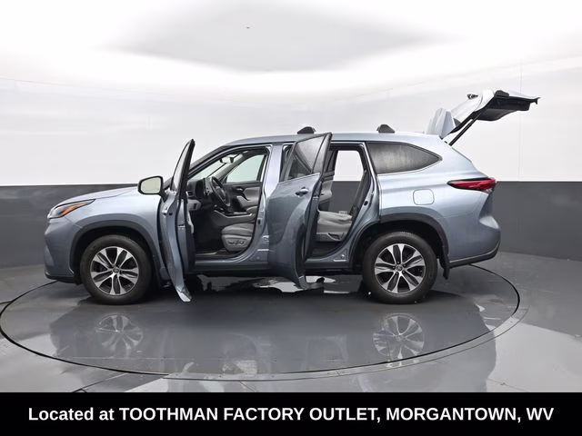 2023 Moon Dust Toyota Highlander XLE AWD SUV